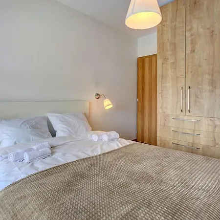 Spacious Office With Secure Garage In Apartment *