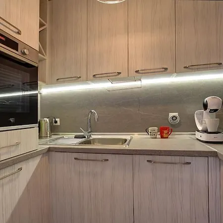 Spacious Office With Secure Garage In Apartment *