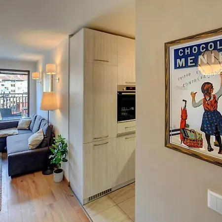 Spacious Office With Secure Garage In Apartment *