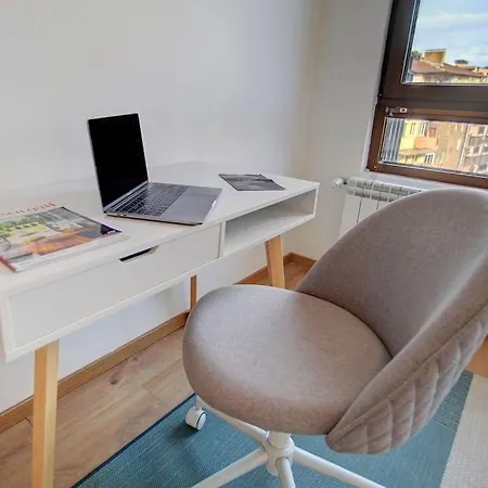 Spacious Office With Secure Garage In Daire *